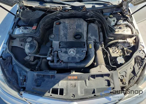 2012 Mercedes-Benz C 250 z USA, uszkodzony, nr VIN WDDGF4HB9CA619727